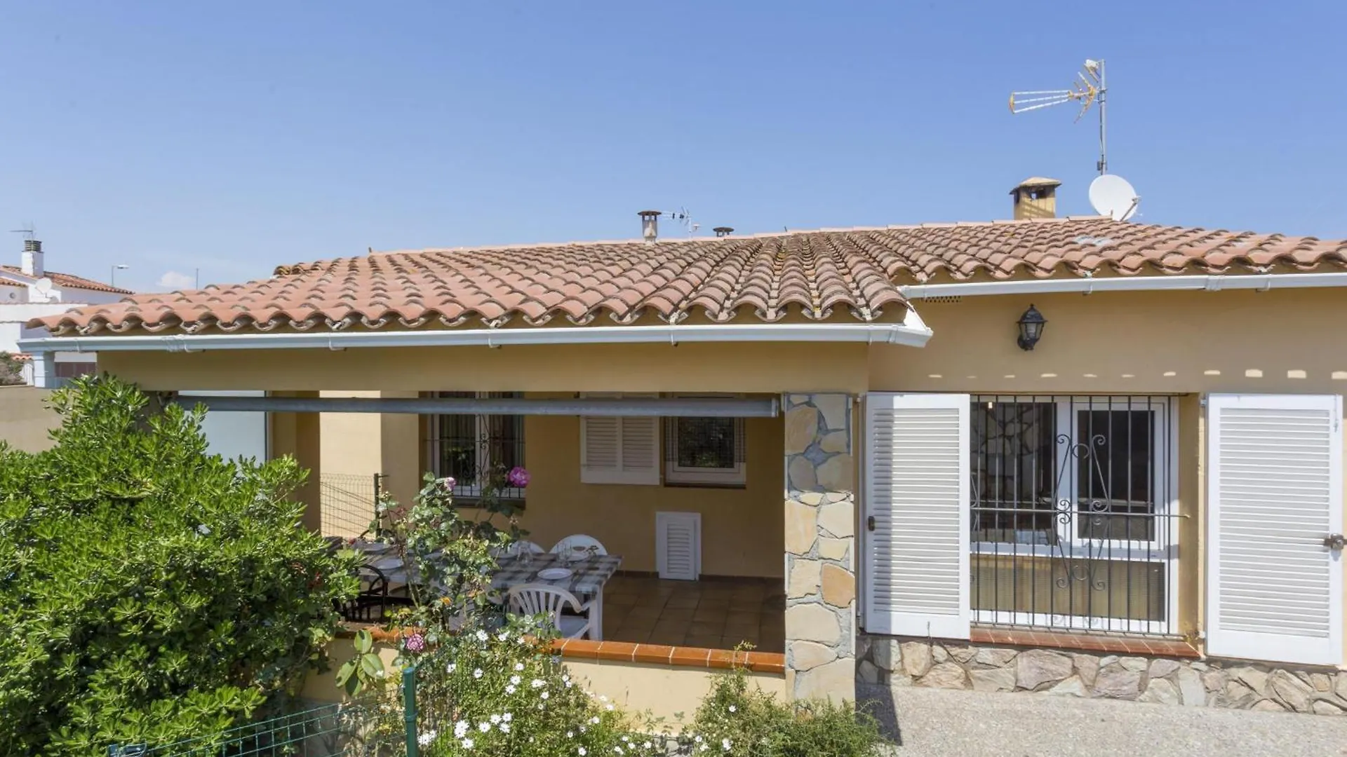 Casa En Torroella De Montgri Con Piscina Privada, Cerca De La Playa Y Centro Turistico - Es-325-17 Villa